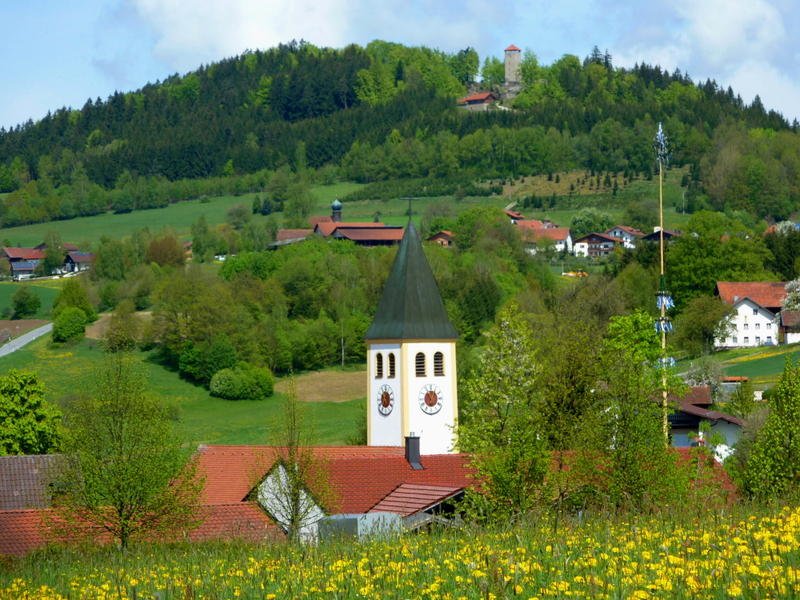 Eingebettet in einen stillen Talkessel liegt der staatlich anerkannte Erholungsort Geiersthal, bestehend aus 32 kleineren Ortschaften.