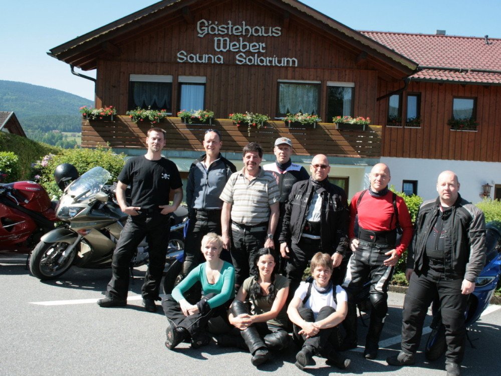 Biker-Gruppe vor dem Gäste & Appartementhaus Weber in Haibühl bei Arrach