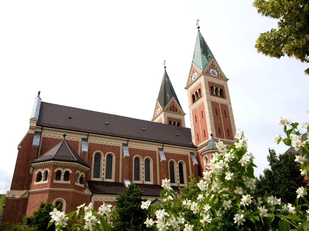 Blick auf die Klosterkirche MARIA HILF der Redemptoristen in Cham
