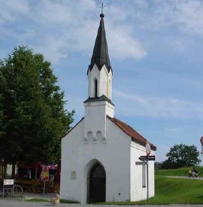 Blick auf die St. Johann-Nepomuk-Kapelle bei Niederalteich