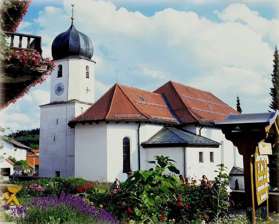 Blick auf die Pfarrkirche Langdorf im ArberLand Bayerischer Wald