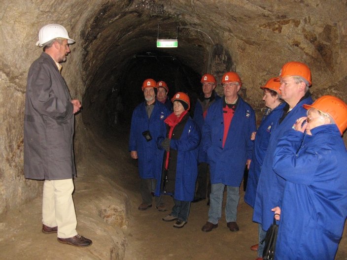 Besucher in den Unterirdischen Gängen in Zwiesel