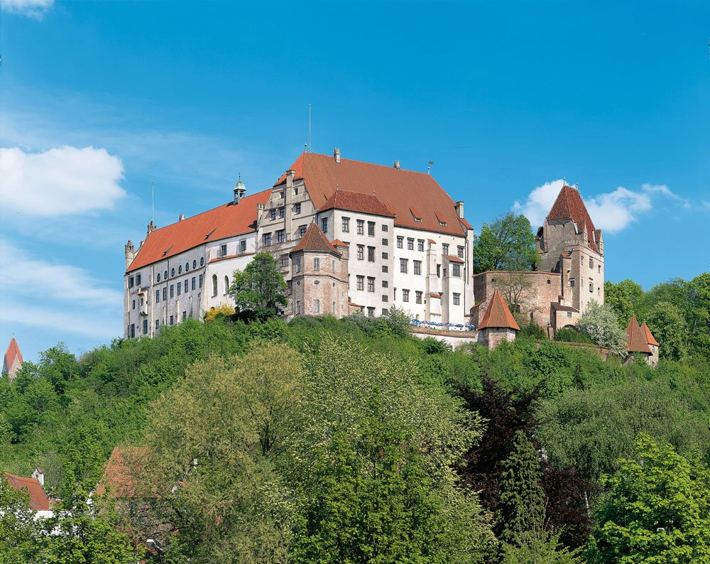 Die Burg Trausnitz liegt oberhalb der Stadt Landshut