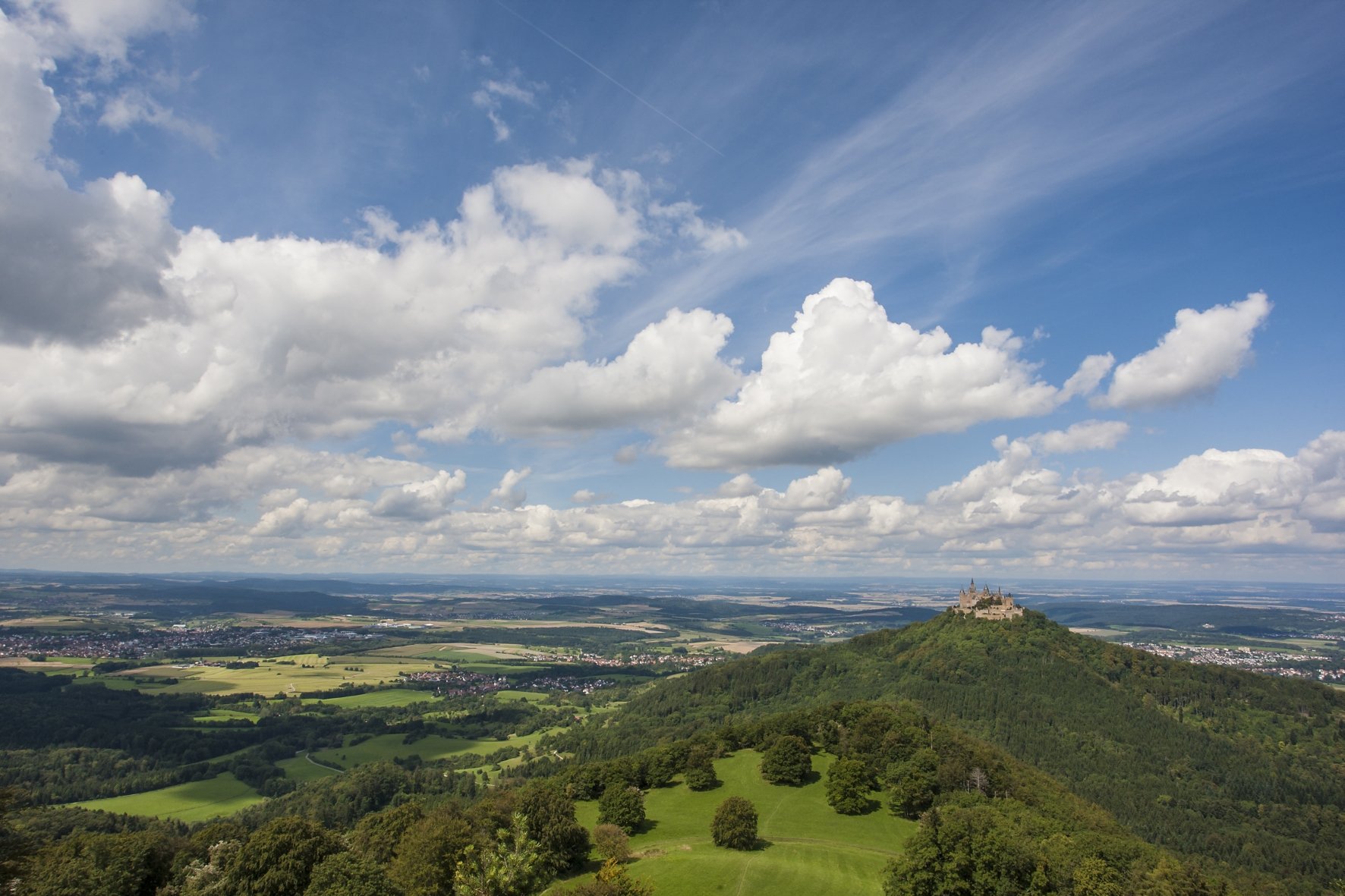Aussicht vom Zeller Horn auf den Hügel mit der Burg Hohenzollern