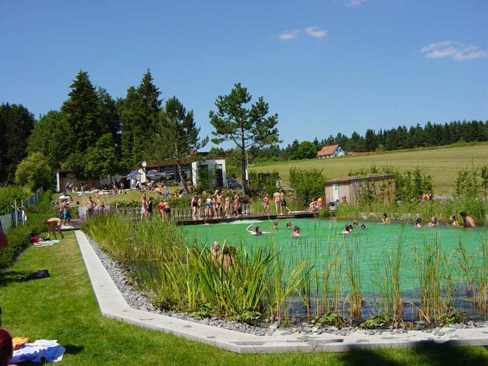 Gemütliches Badevergnügen im Naturwaldbad Tiefenbach