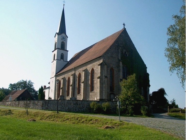 Blick auf die Pfarrkirche in Edenstetten bei Bernried im Bayerischen Wald
