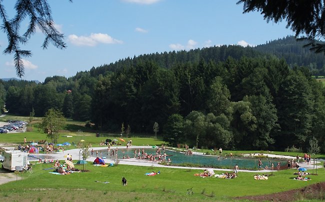 Blick auf das Naturbad Zellertal in Drachselsried im ArberLand Bayerischer Wald