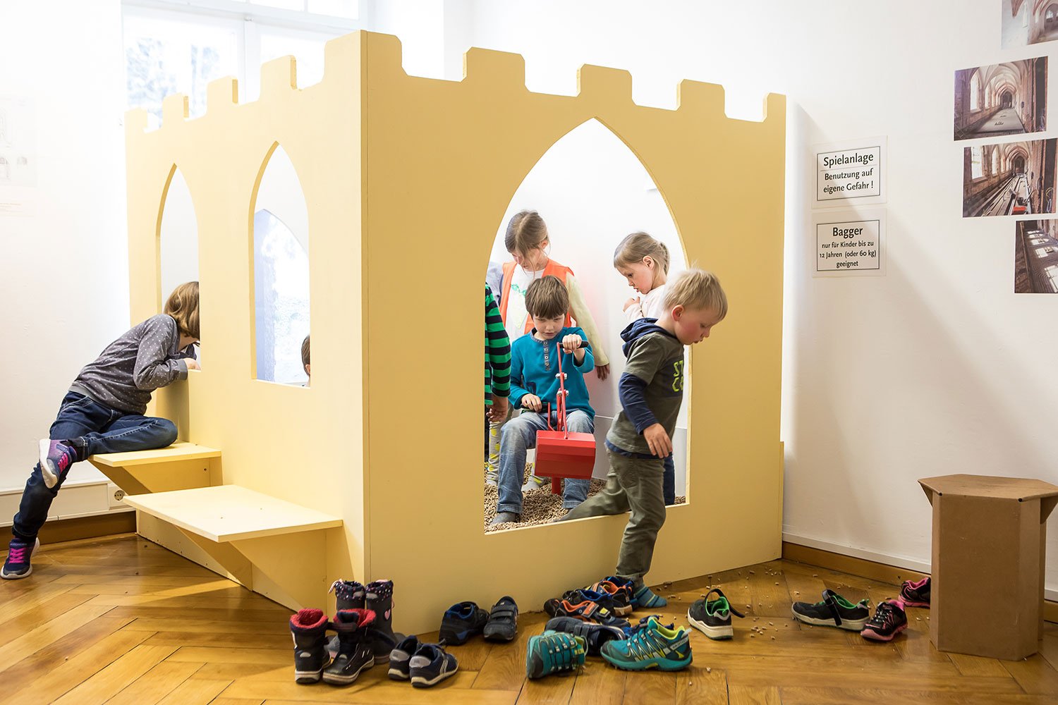 Spielende Kinder in der Ausstellung "Baustelle Museum"