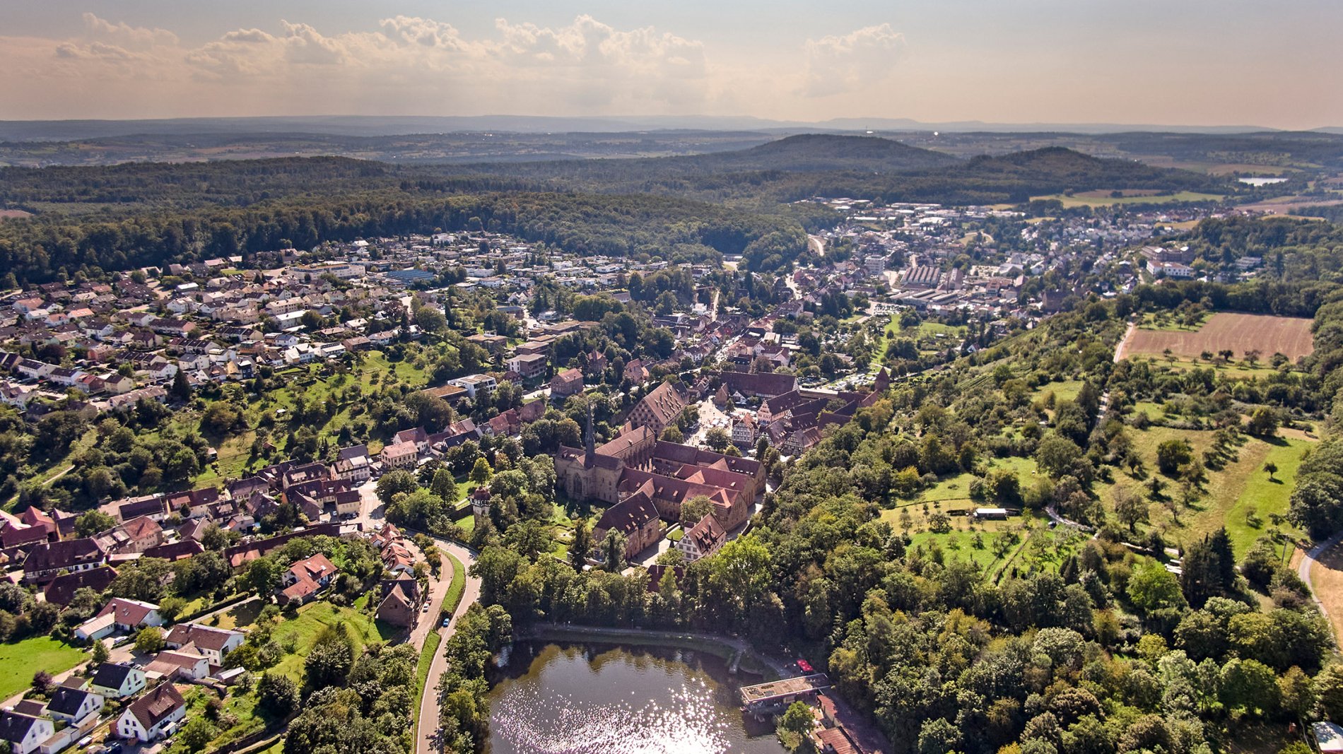 Luftbild von Maulbronn nach Westen mit Badesee Tiefer See und Klosteranlage Maulbronn