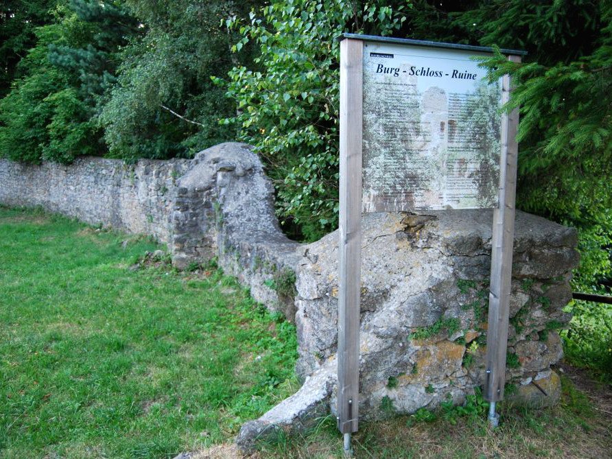 Infotafel bei den Mauerresten der Burgruine Haibach auf dem Hofberg