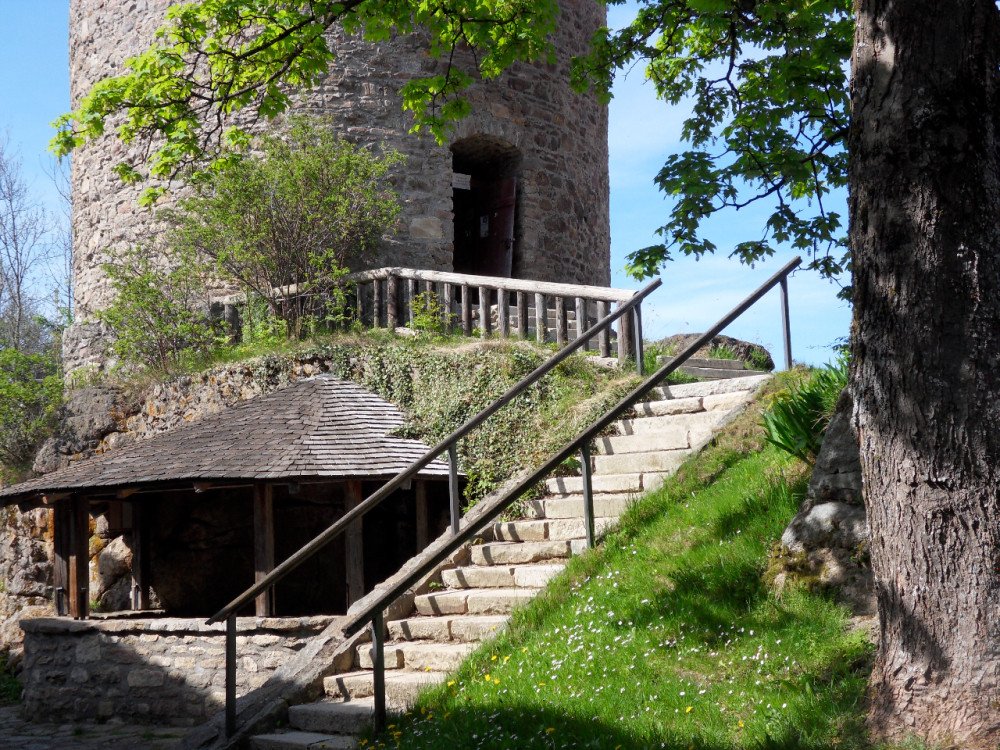Aufstieg zum Burgturm der Burgruine Kollnburg im Bayerischen Wald