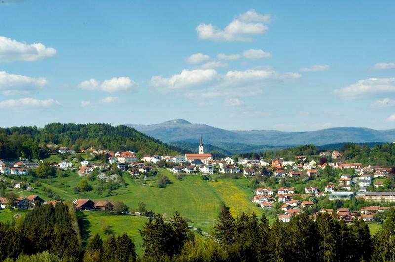 Dem Markt Schönberg haben das ausgeglichene Klima und die südländisch anklingende Bauweise den Beinamen Meran des Bayerischen Waldes gegeben.