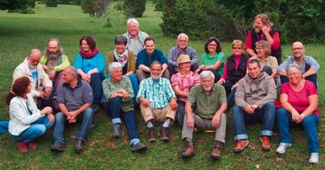 Die Alb-Guides führen durch das Biosphärengebiet Schwäbische Alb. Mehrere Personen sitzen auf einer Wiese und lächeln in die Kamera.