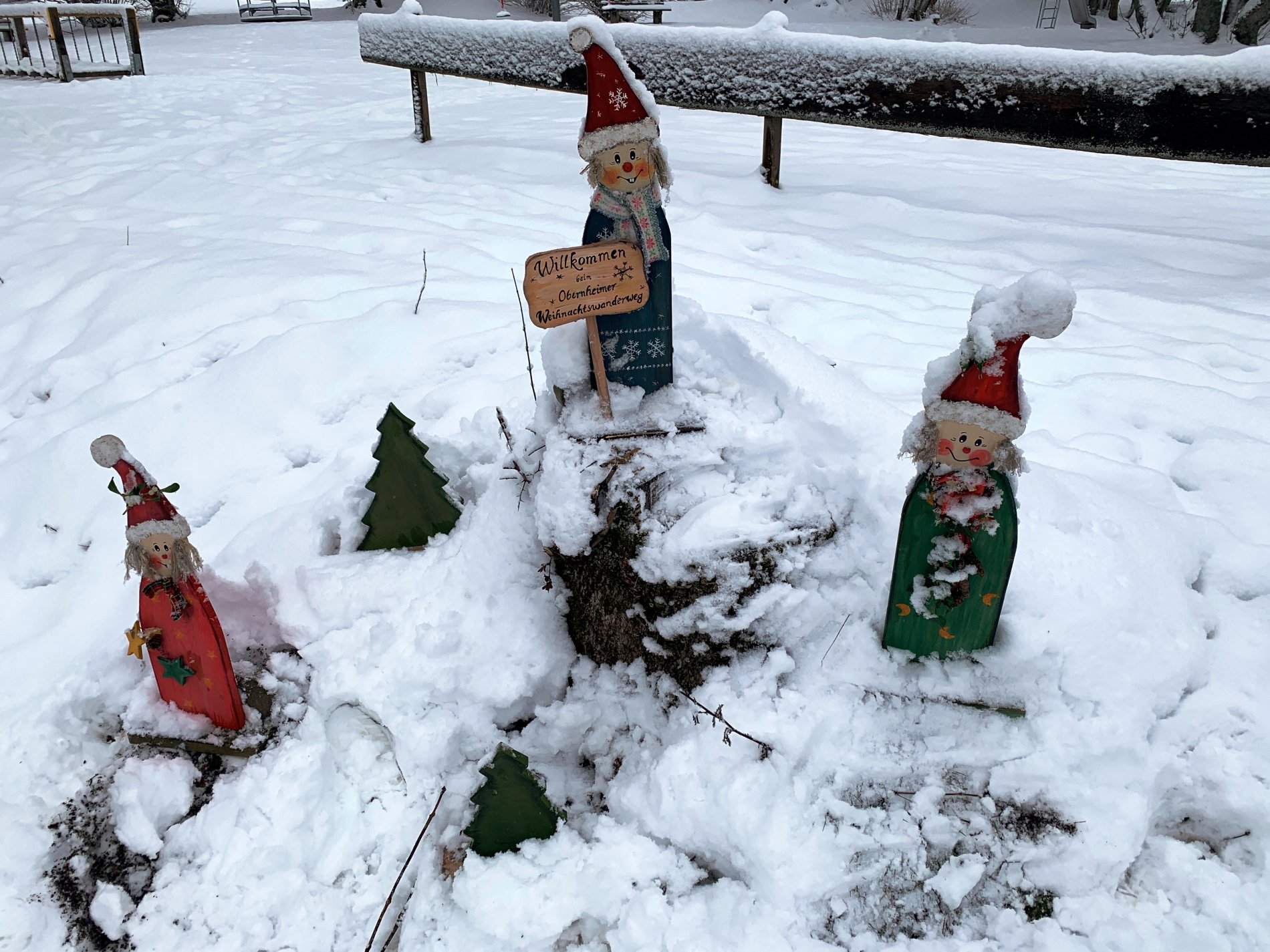 Start und Begrüßung am Obernheimer Weihnachtswanderweg durch Wichtel