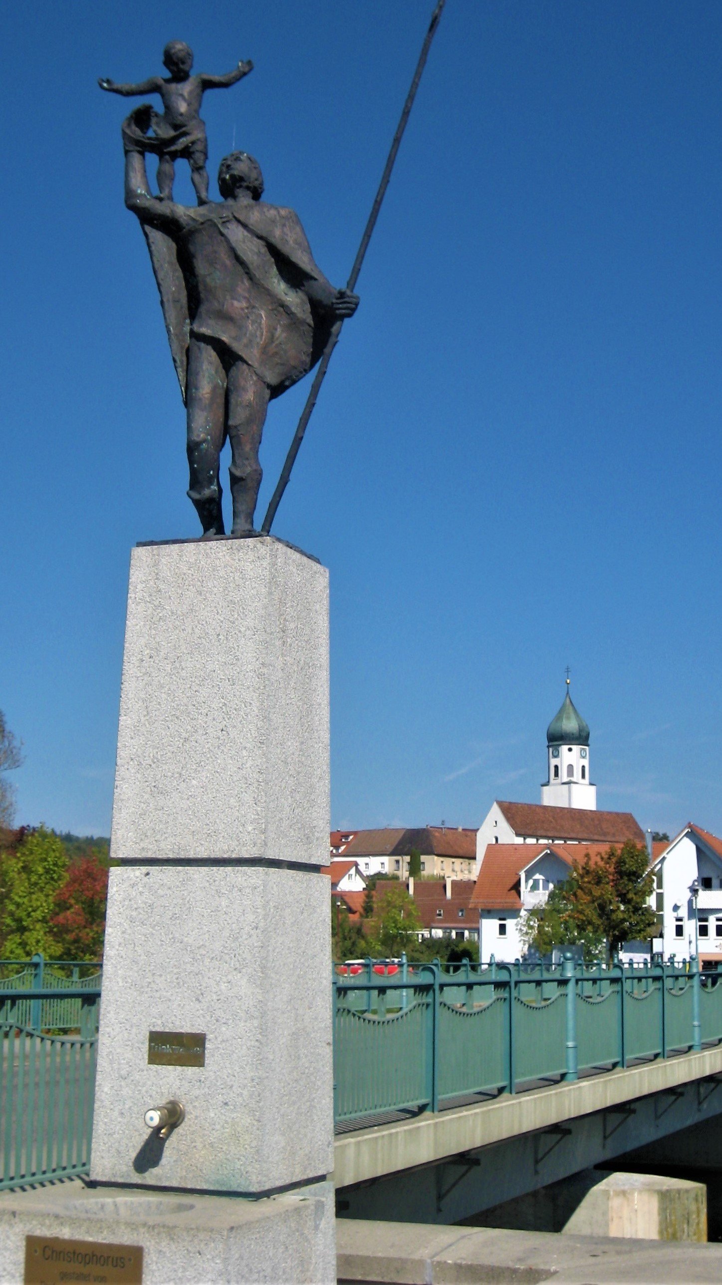 Trinkwasserbrunnen an der Donaubrücke mit Christophorus Statue.