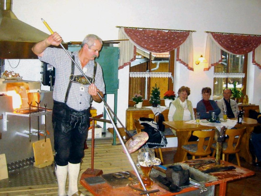 Der Glasmachermeister Heinz Dick bei der Arbeit am Glasofen