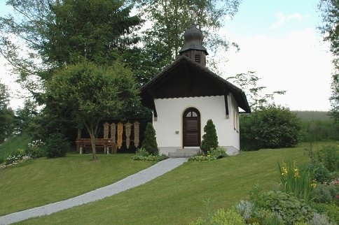 Blick auf die Dorfkapelle in Ellerbach in der Gemeinde Rinchnach