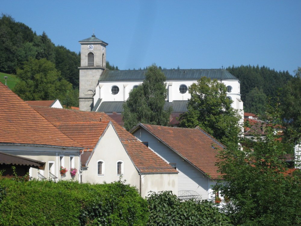 Blick auf die Pfarrkirche in Gotteszell im Teisnachtal Bayerischer Wald