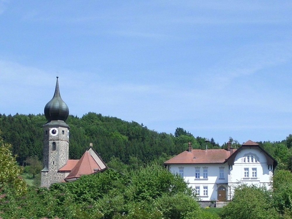 Blick auf Pfarrkirche und Rathaus in Ringelai im Bayerischen Wald