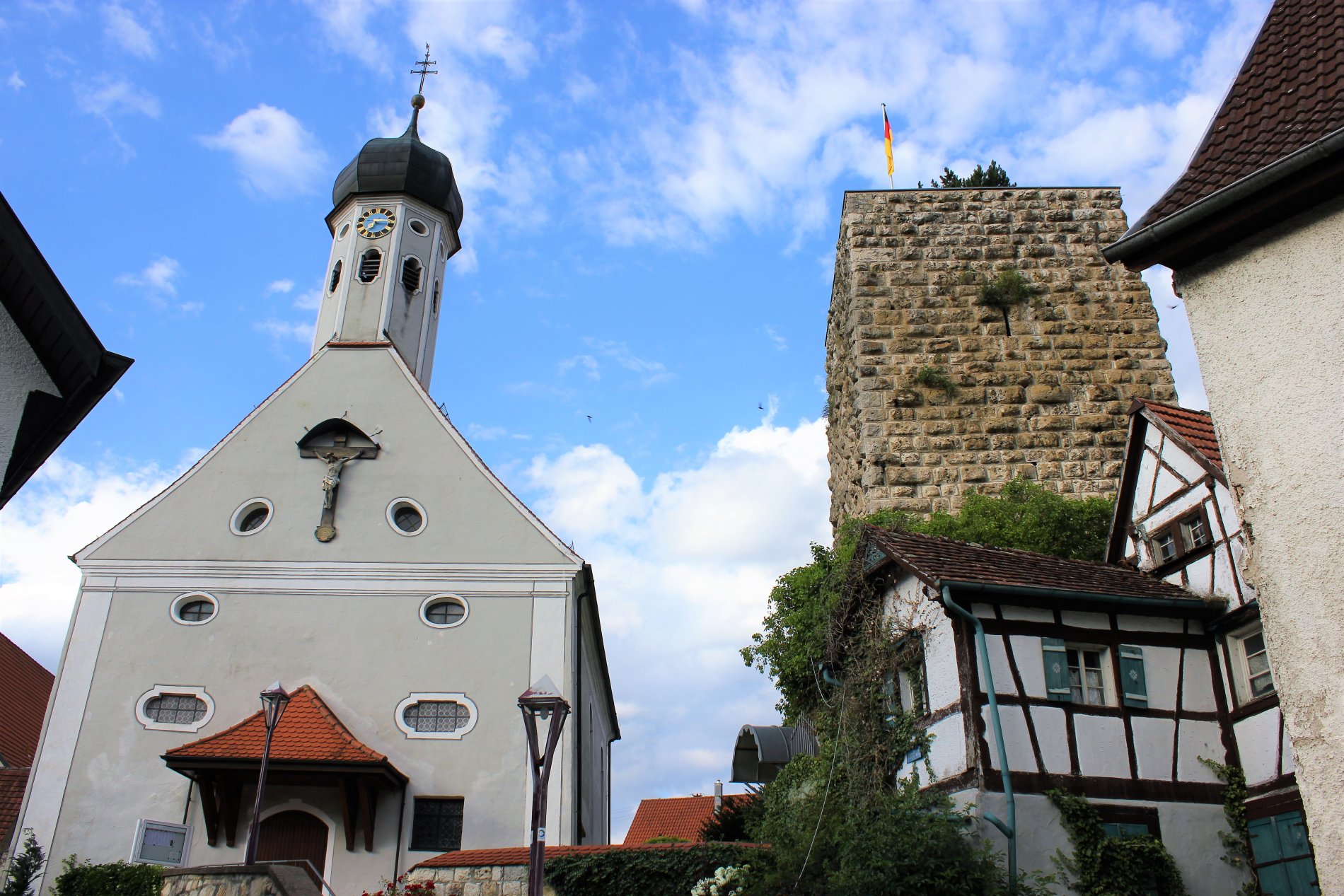Jungnauer Kirche mit Bergfried