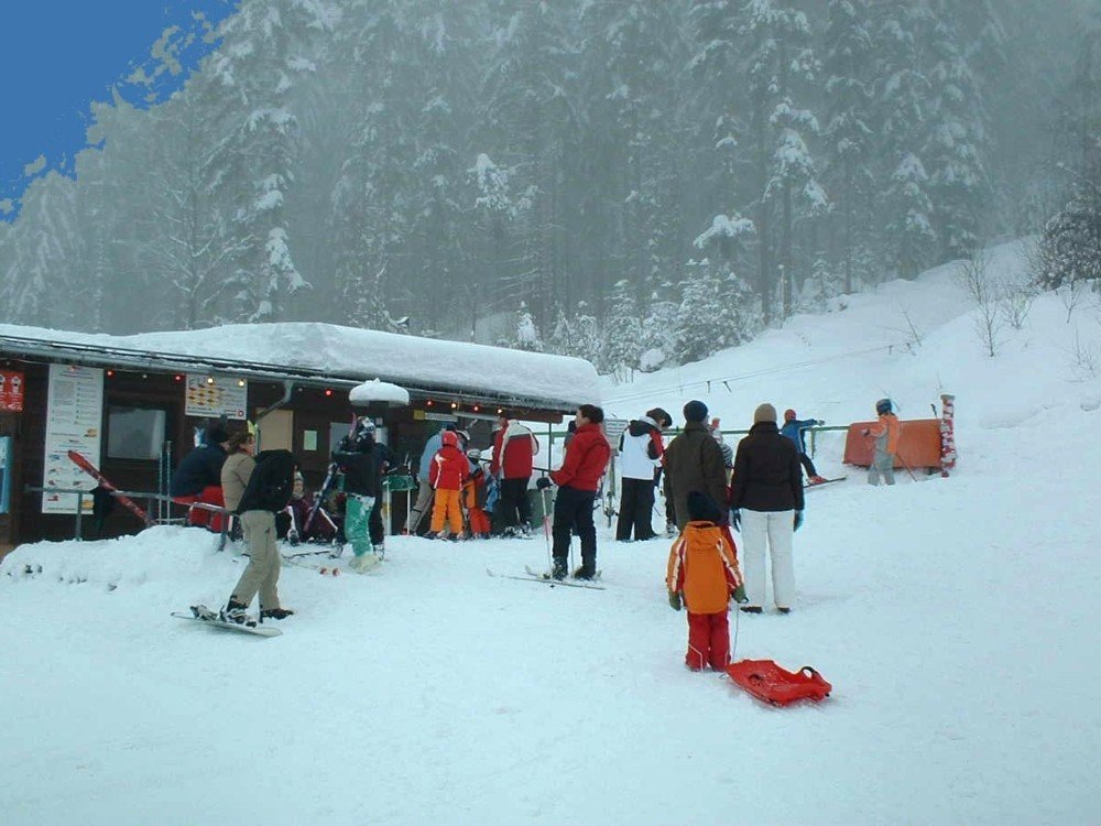 Skifahrer beim Liftstüberl am Skilift Rabenstein bei Zwiesel