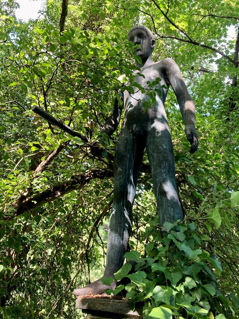 Stehender Jüngling Georg im Skulpturengarten des Bärtle Hauses