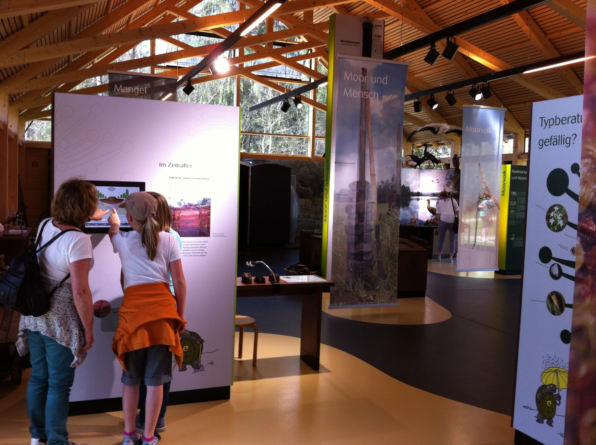 Besucher in der Dauerausstellung des Naturschutzzentrums