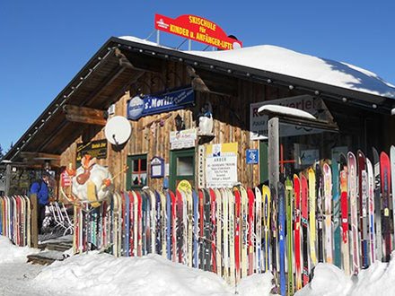 Die Skihütte der Skischule Arber im Bayerischen Wald