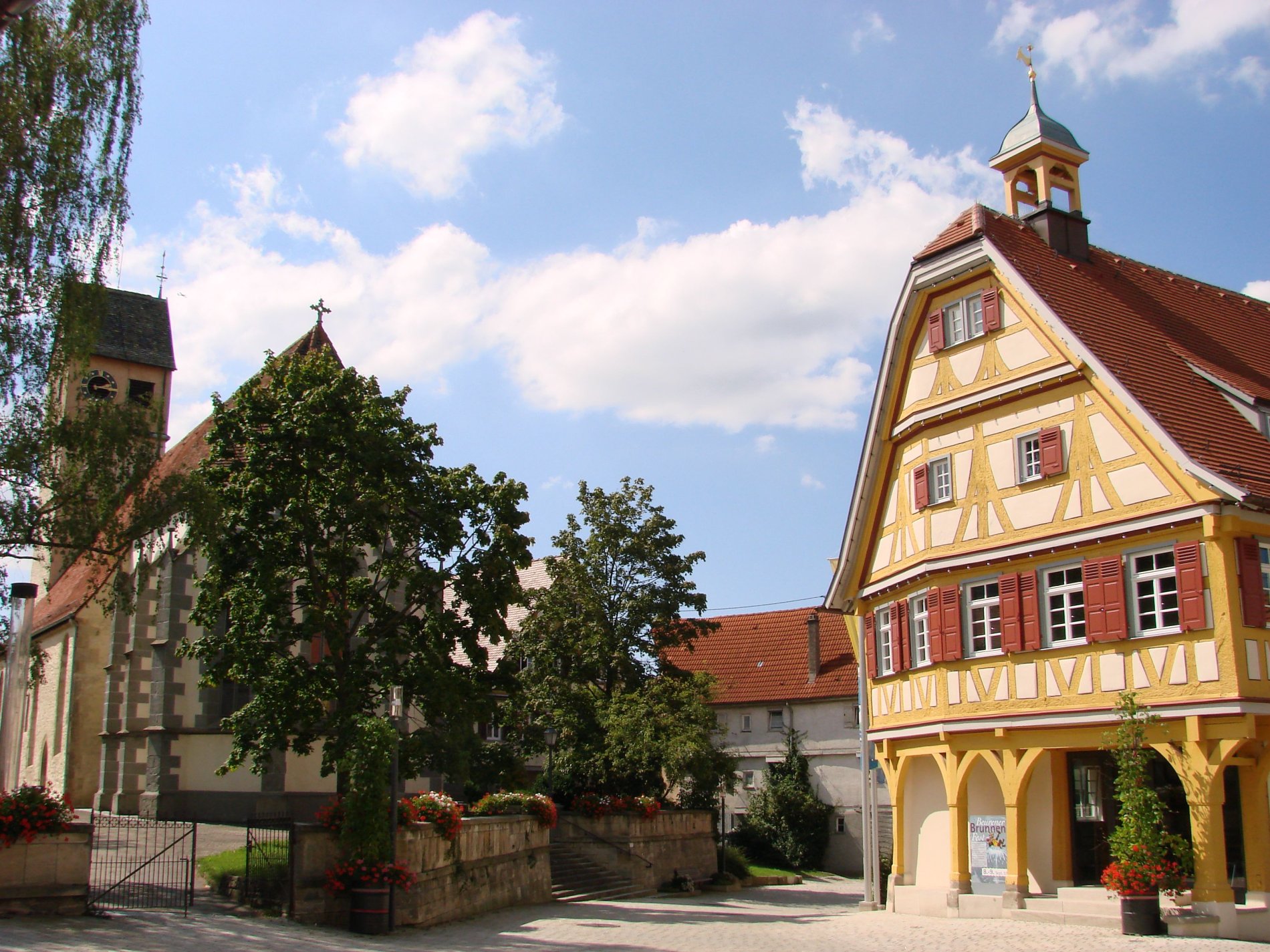 Blick auf die Nikolauskirche und das alte Rathaus in Beuren