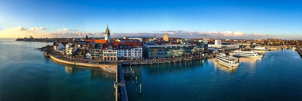 Stadtansicht auf Friedrichshafen vom Wasser aus