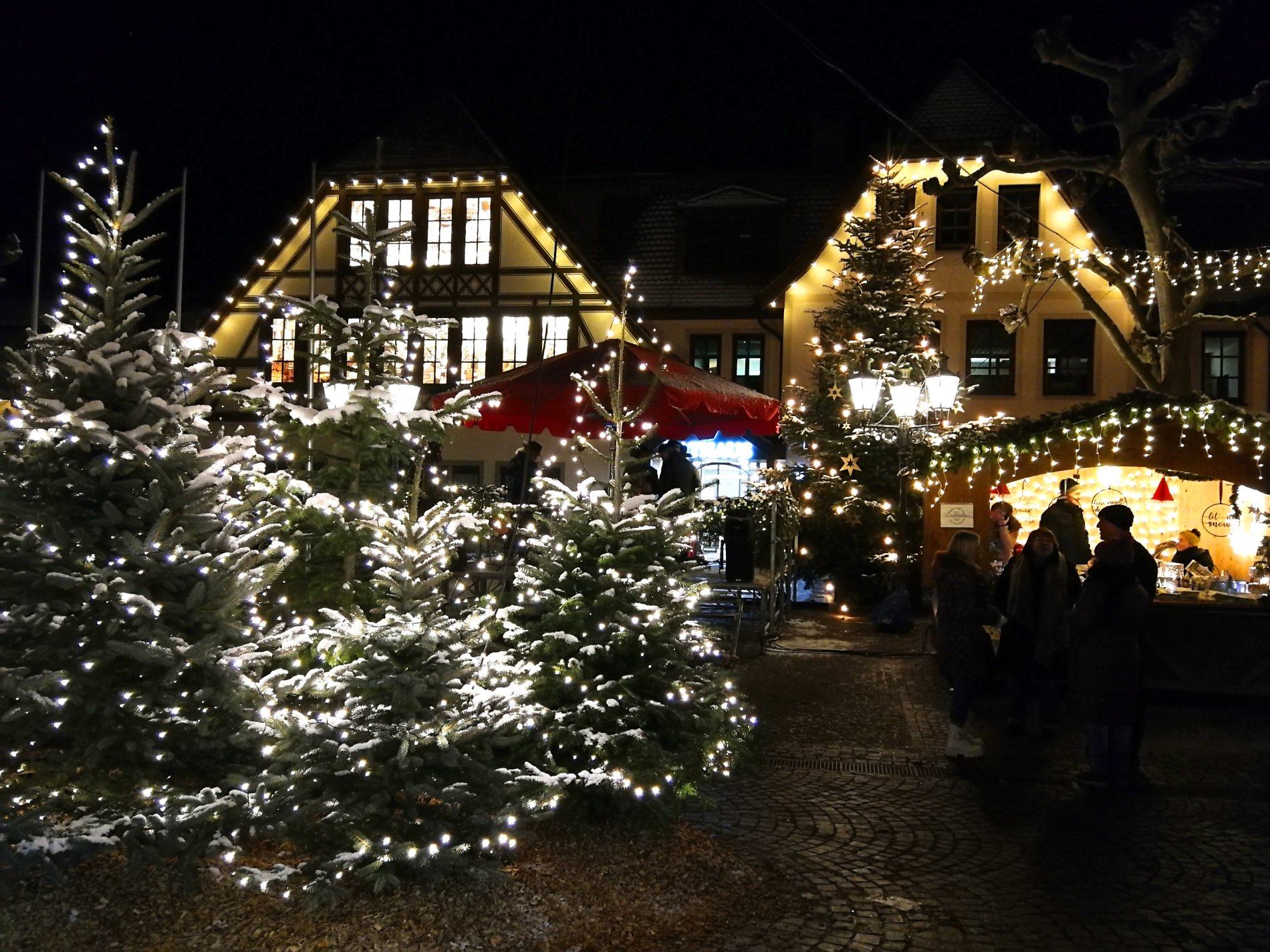 Weihnachtlich geschmückter Rathausplatz in Immenstaad