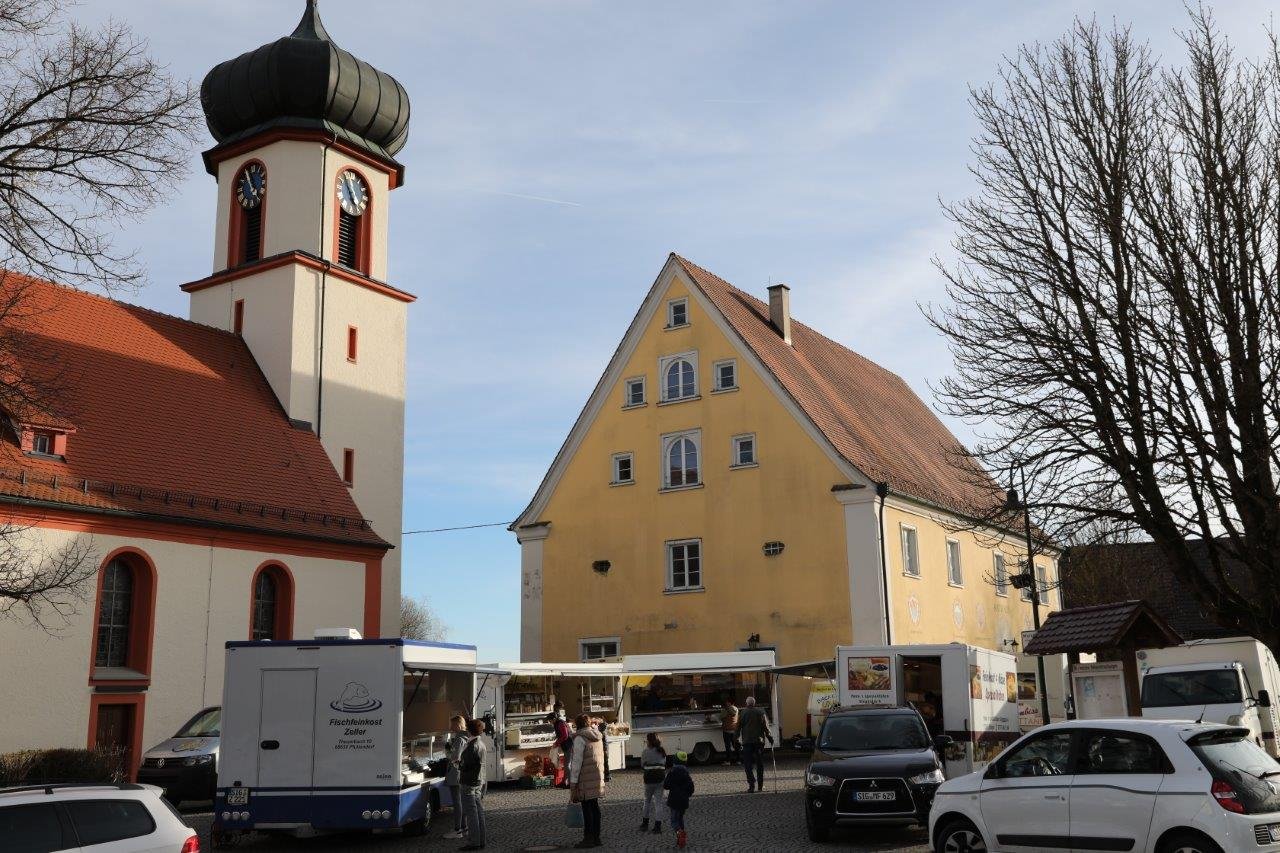 Bauernmarkt in Aach-Linz vor der Kirche und dem Rathaus