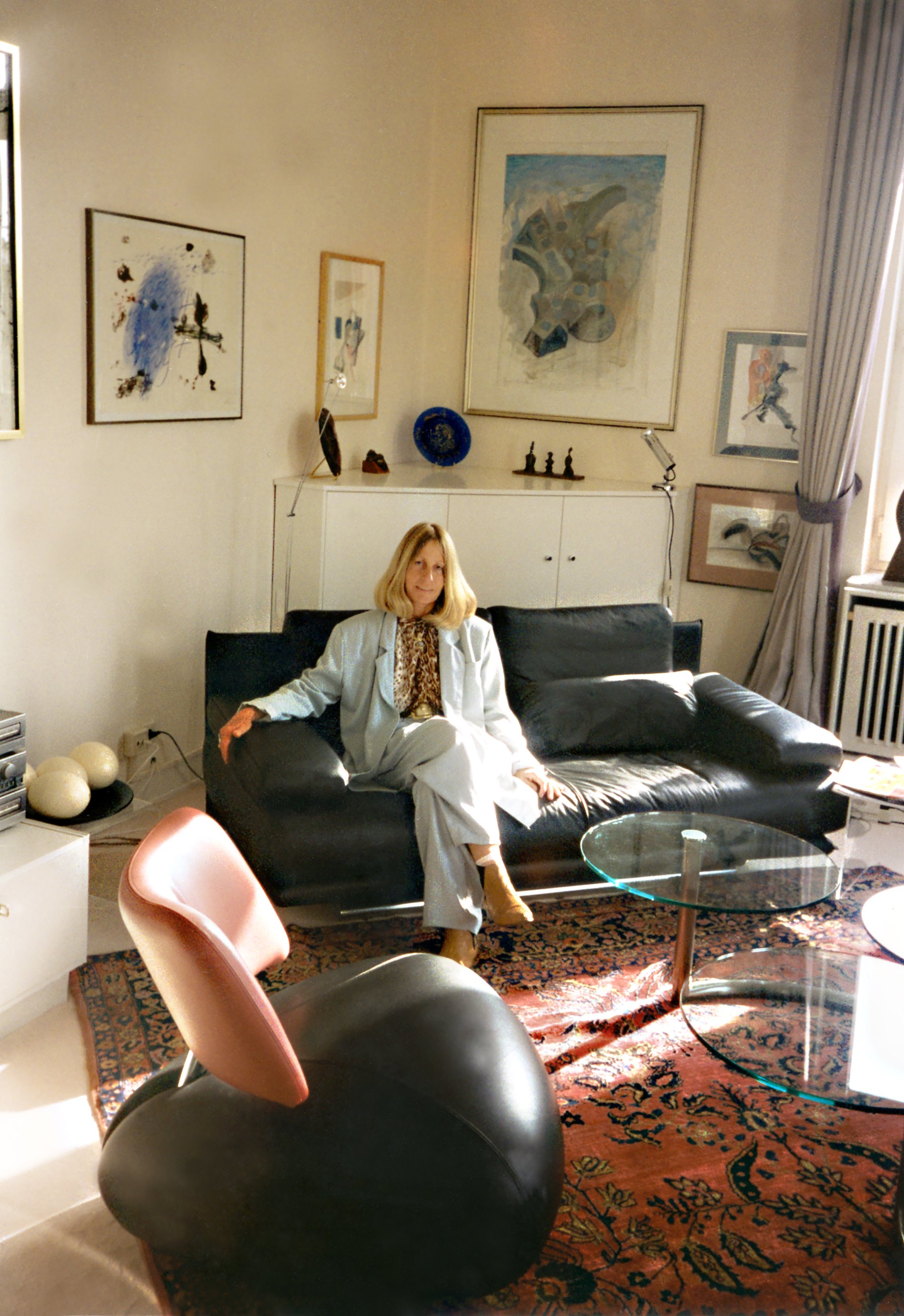 Liane Rosteck in der gemeinsamen Wohnung des Ehepaars in Wiesbaden.