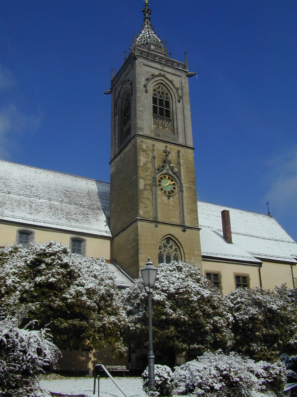Das Dach der Pfullendorfer Stadtpfarrkirche ist mit Schnee bedeckt.