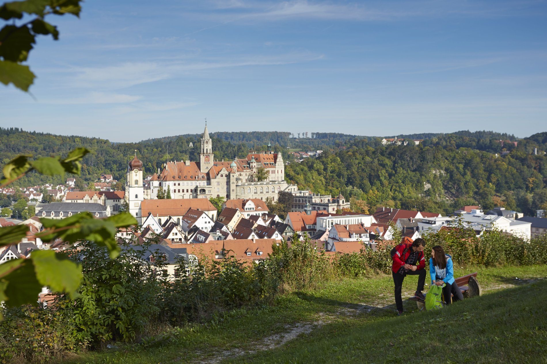 Wanderpaar auf dem Josefsberg, dahinter die Sigmaringer Innenstadt mit Schloss.