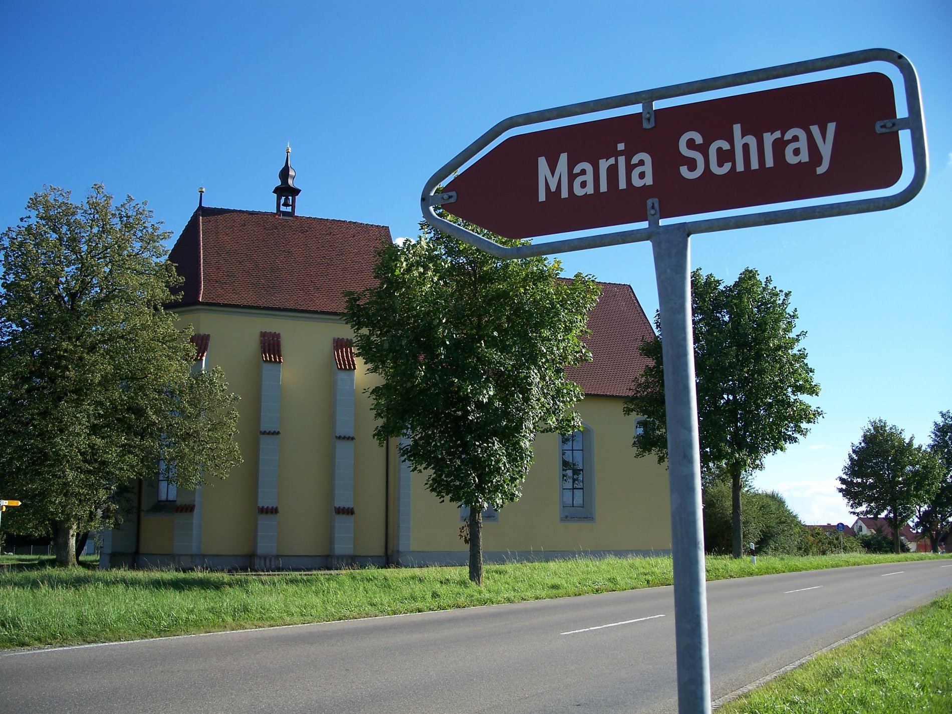 Wallfahrtskirche Maria Schray mit Wegweiser