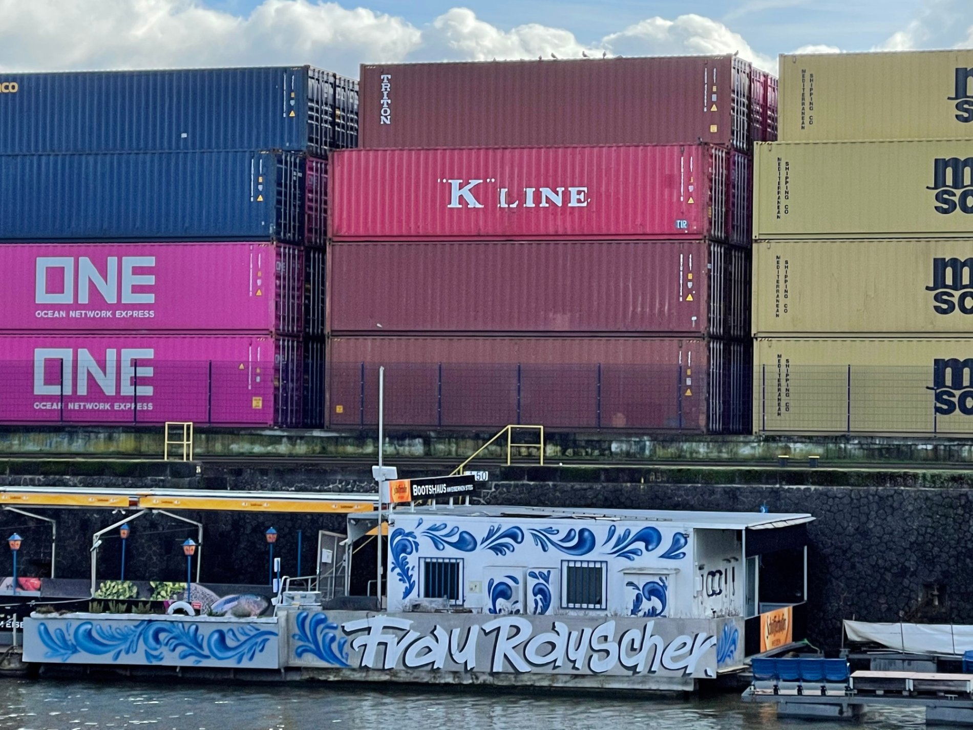 Osthafen - Container mit Frau Rauscher Boot