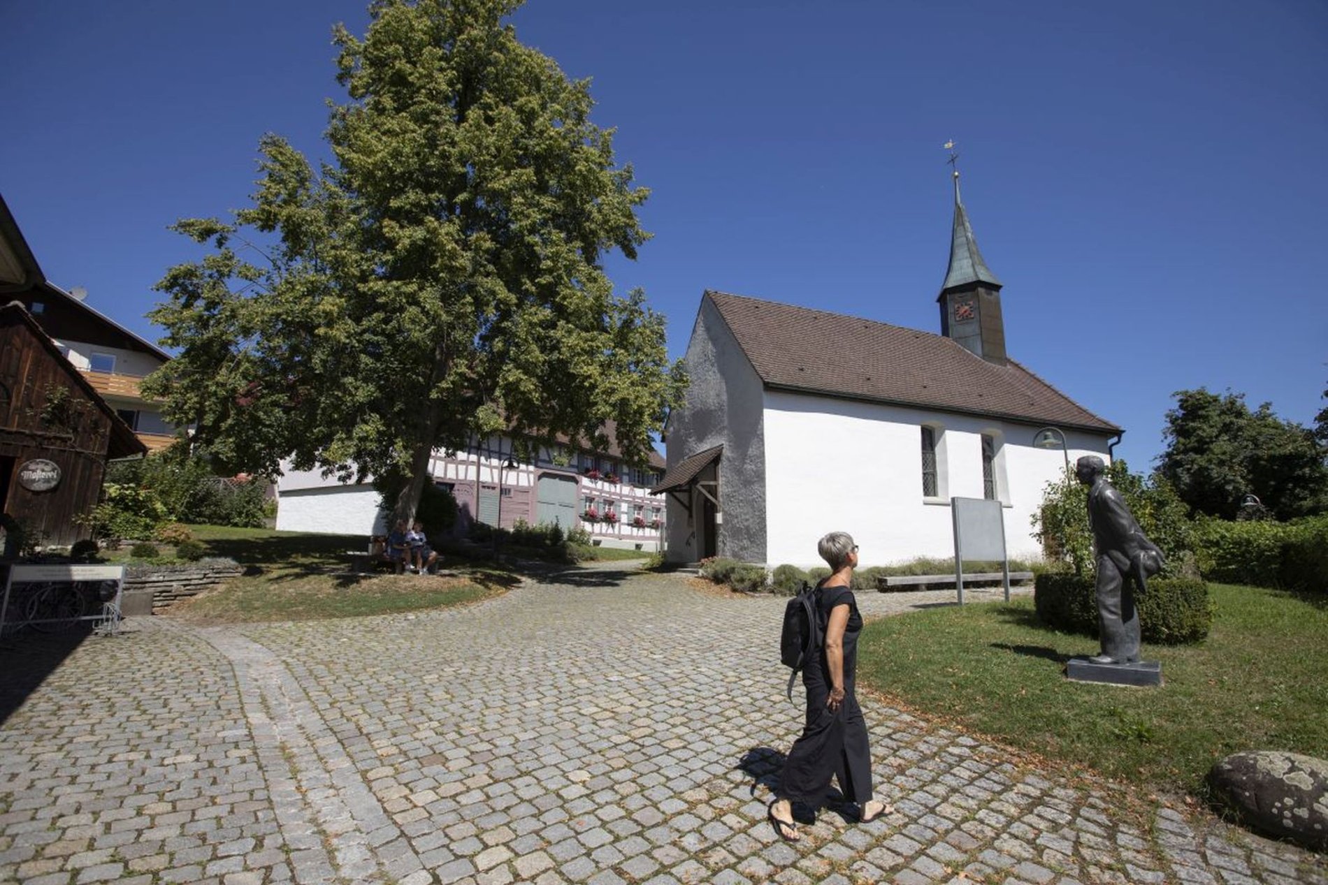 Aussenansicht Hesse Museum mit Kapelle