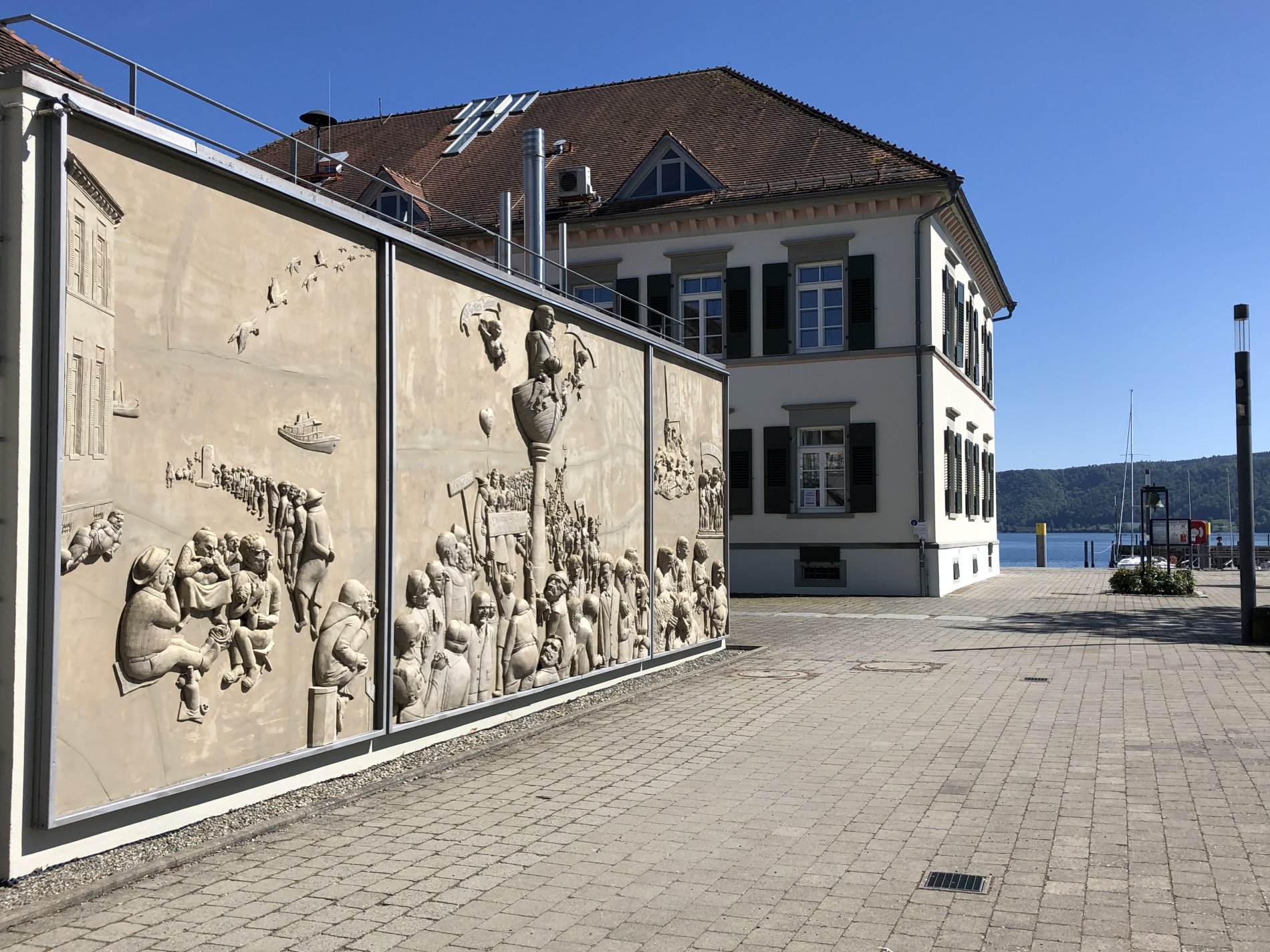 Relief "Ludwigs Erbe" von Peter Lenk