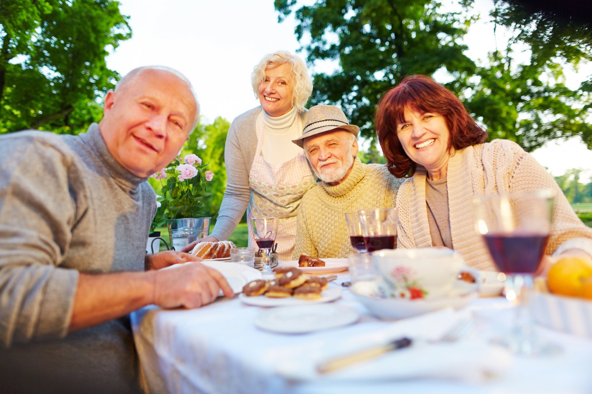 ältere Leute beim gemeinsamen Essen