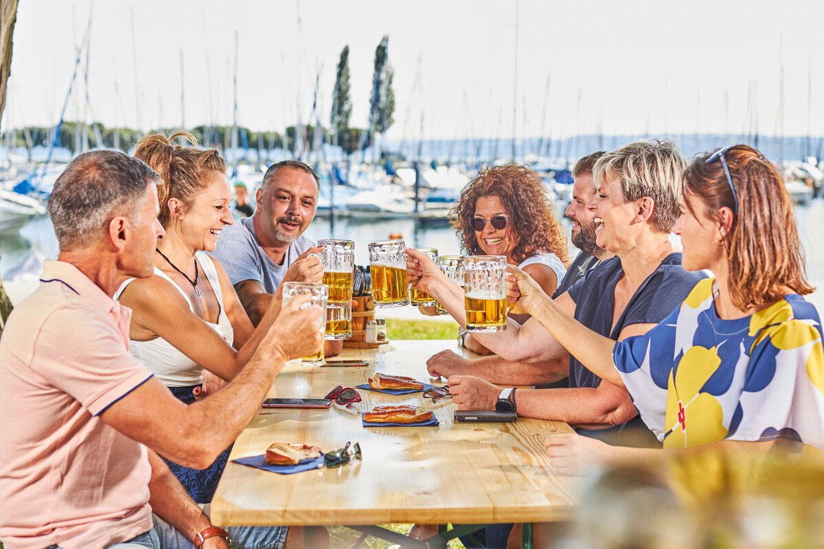 Gemütlicher Umtrunk mit sieben Personen am Uhldinger Hafenfest - mit Bier und Brezeln