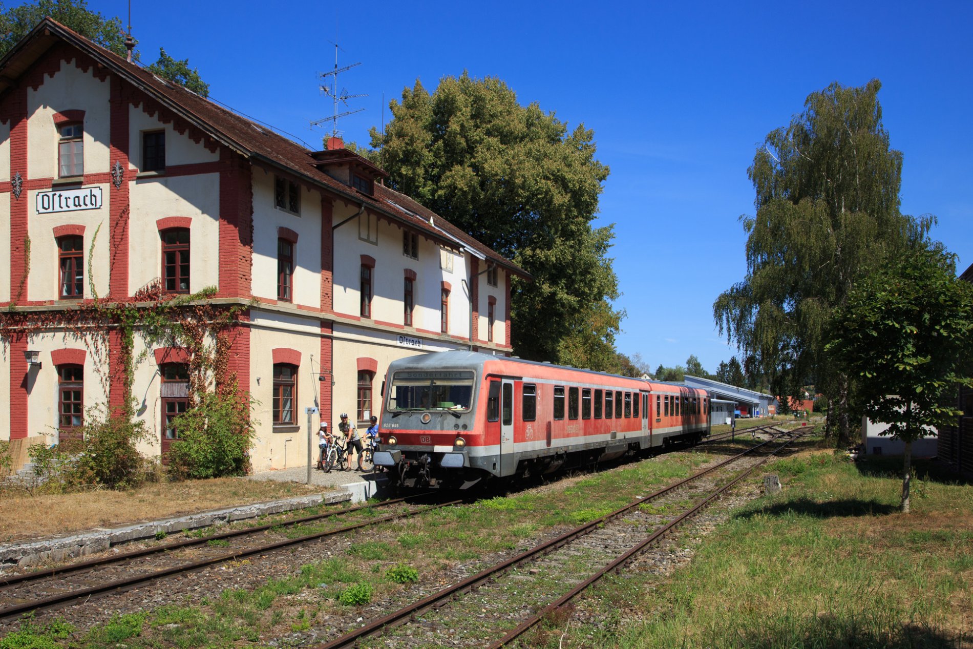 Die Räuberbahn neben dem Bahnhofsgebäude in Ostrach