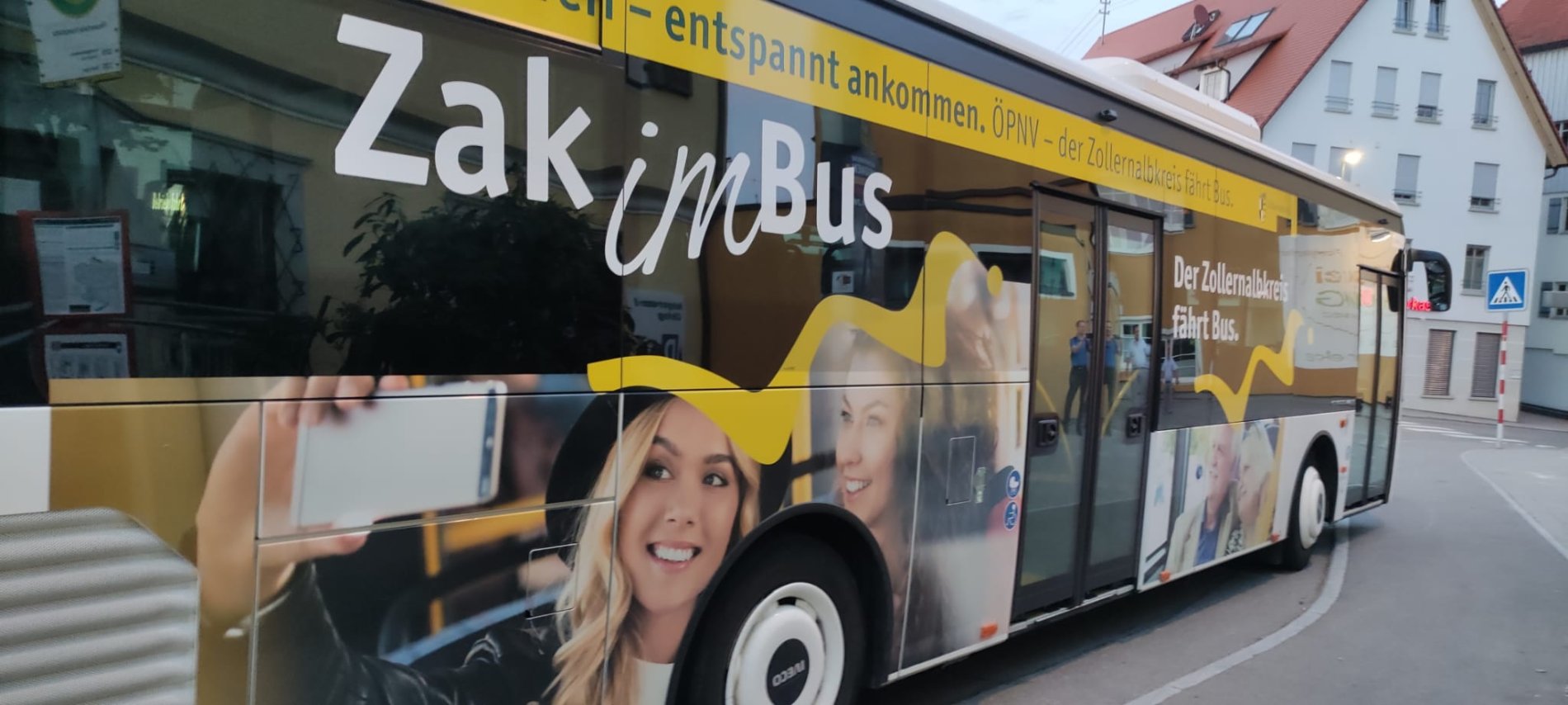 Werbung für "Zak im Bus. Der Zollernalbkreis fährt Bus." auf der Seite eines Busses.