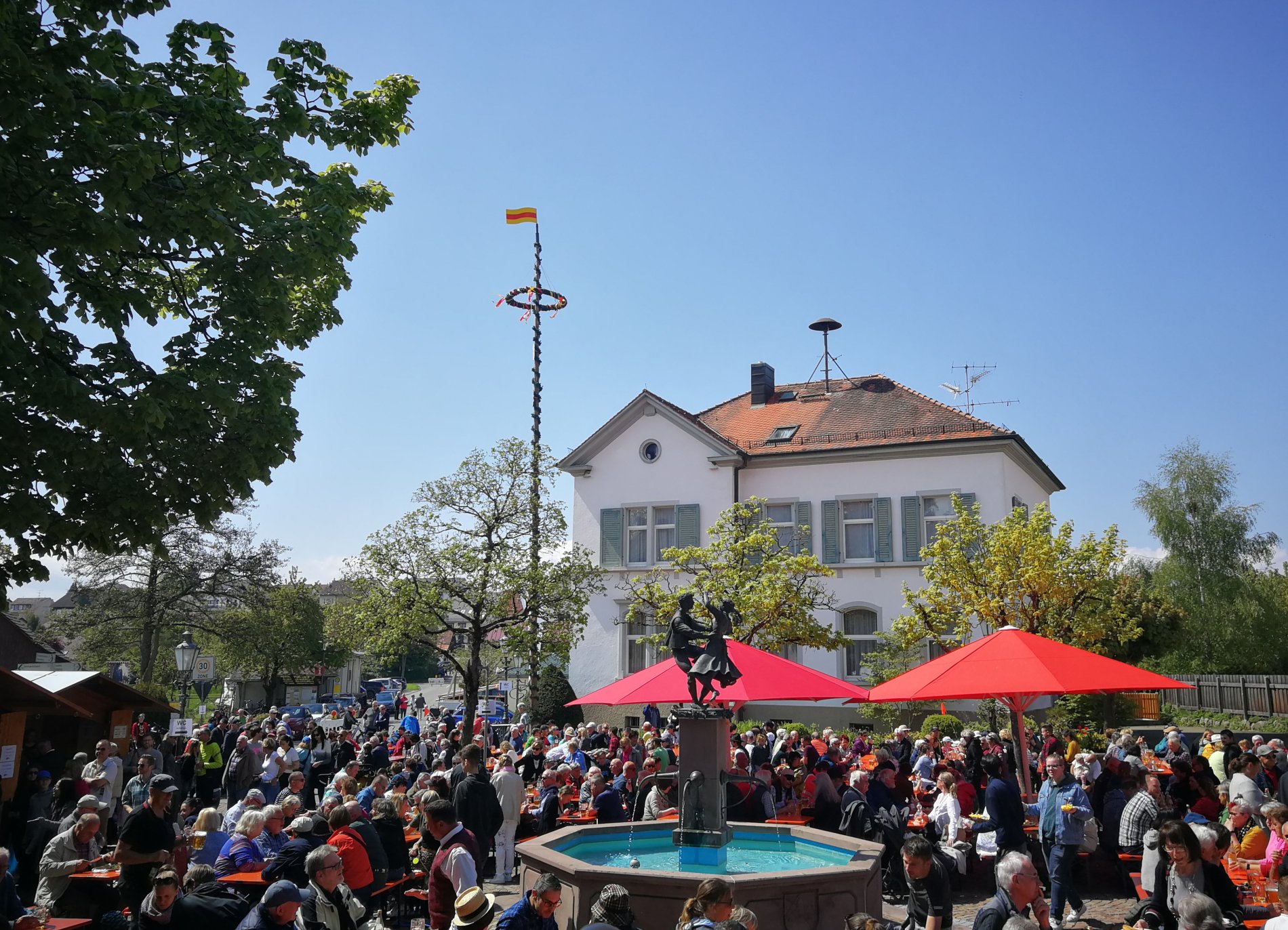 Fest auf dem Dorfplatz zum Maibaumstellen in Kippenhausen
