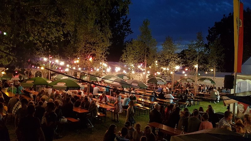 Gartenfest in Laiz mit Lichterketten und vielen Besuchern