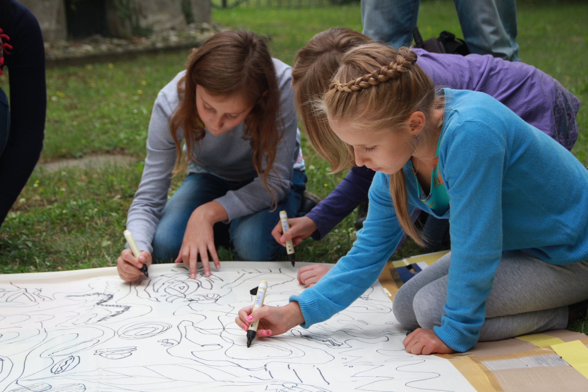 Kinder malen im Hummelpark vor der Hochheimer Kunstsammlung