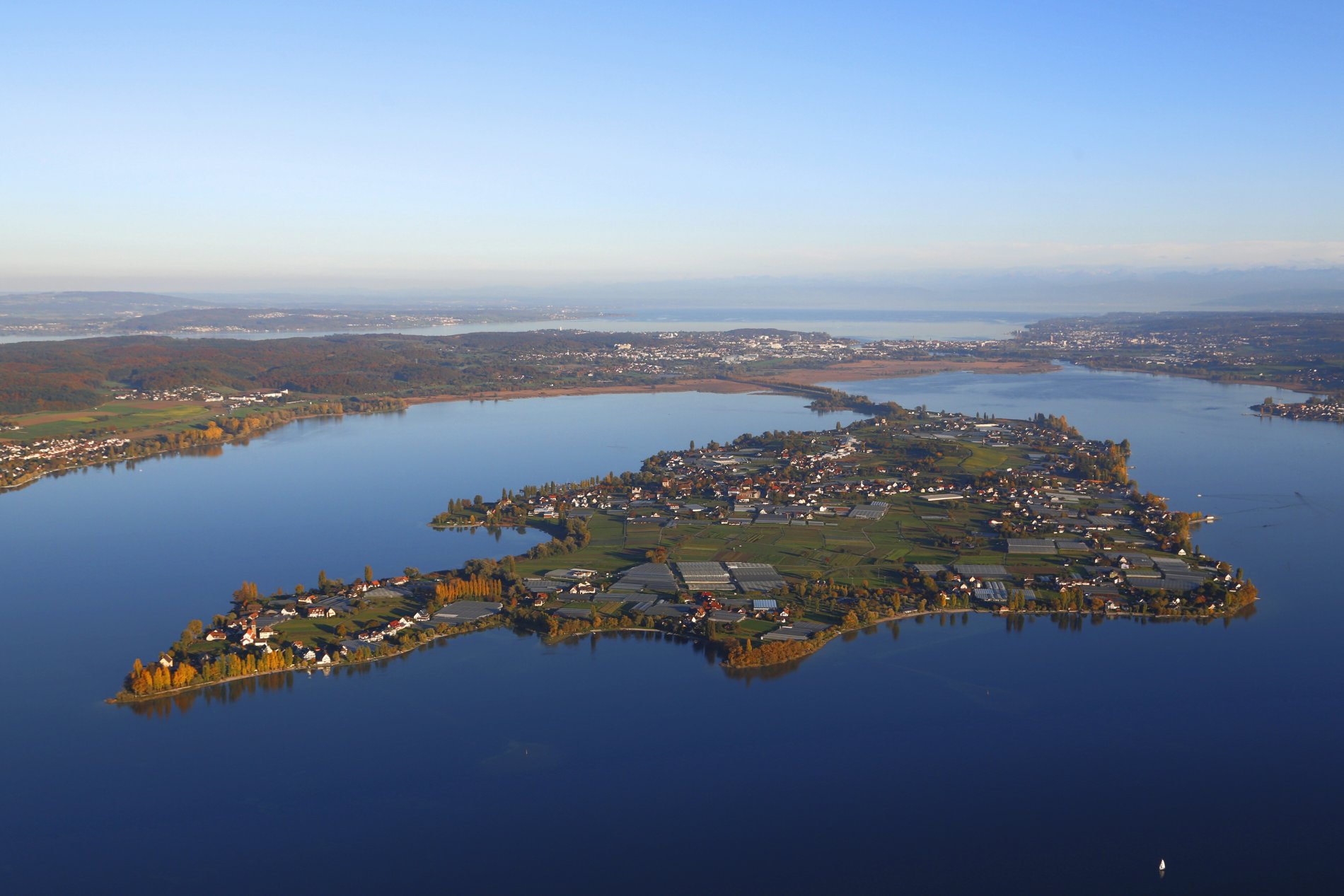 Luftbild der herbstlichen Insel Reichenau