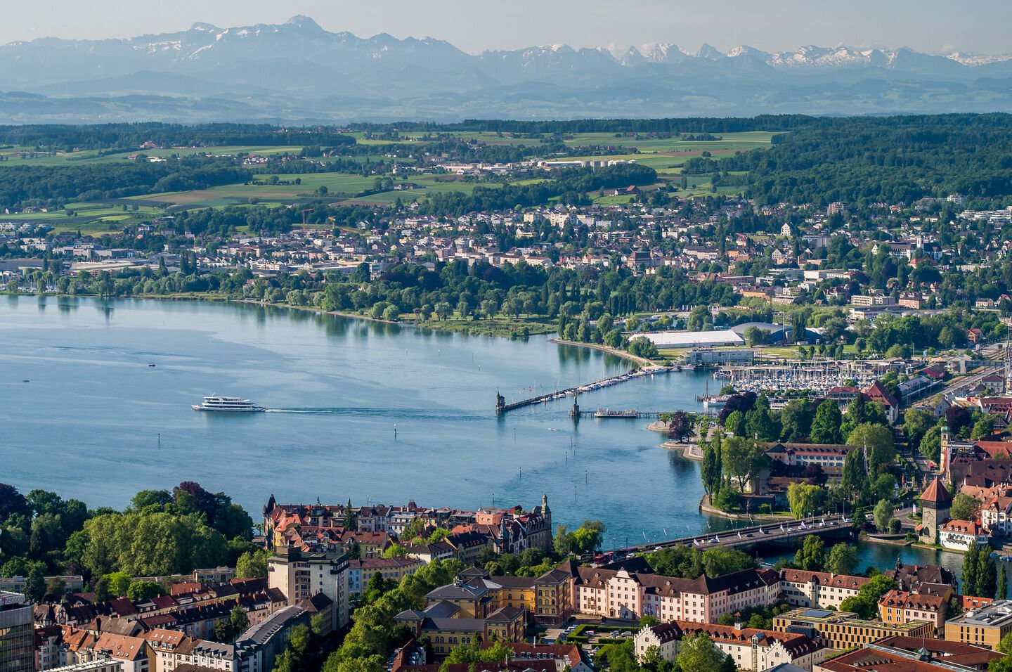 Blick auf den Konstanzer Hafen und das Alpenpanorama