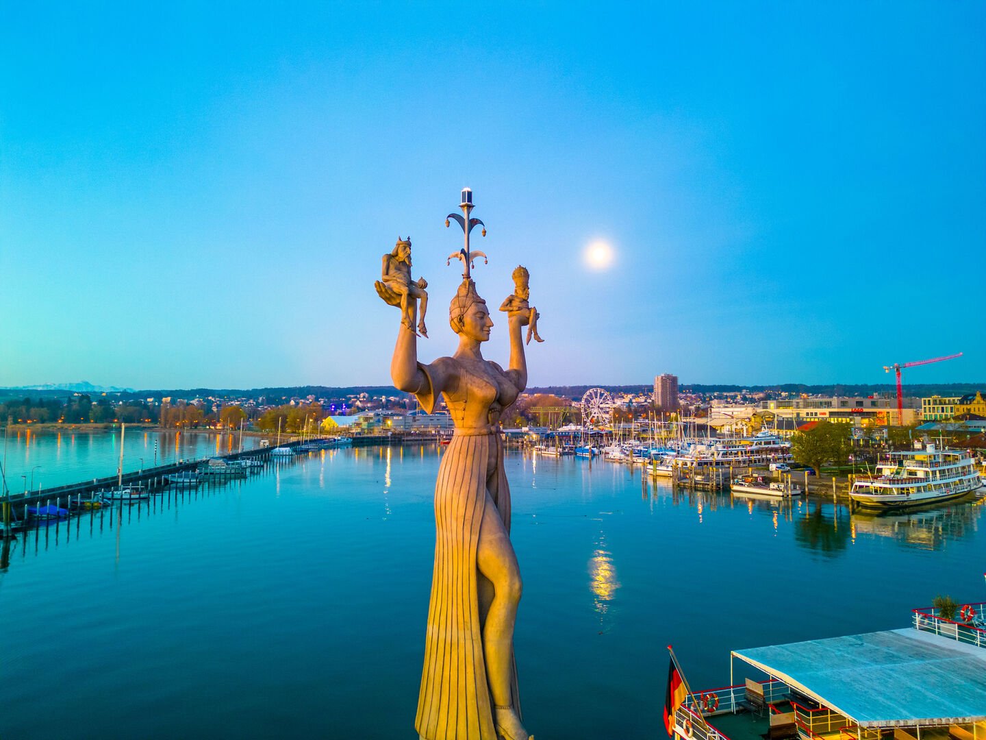 Blick auf die Imperia-Statue am Konstanzer Hafen