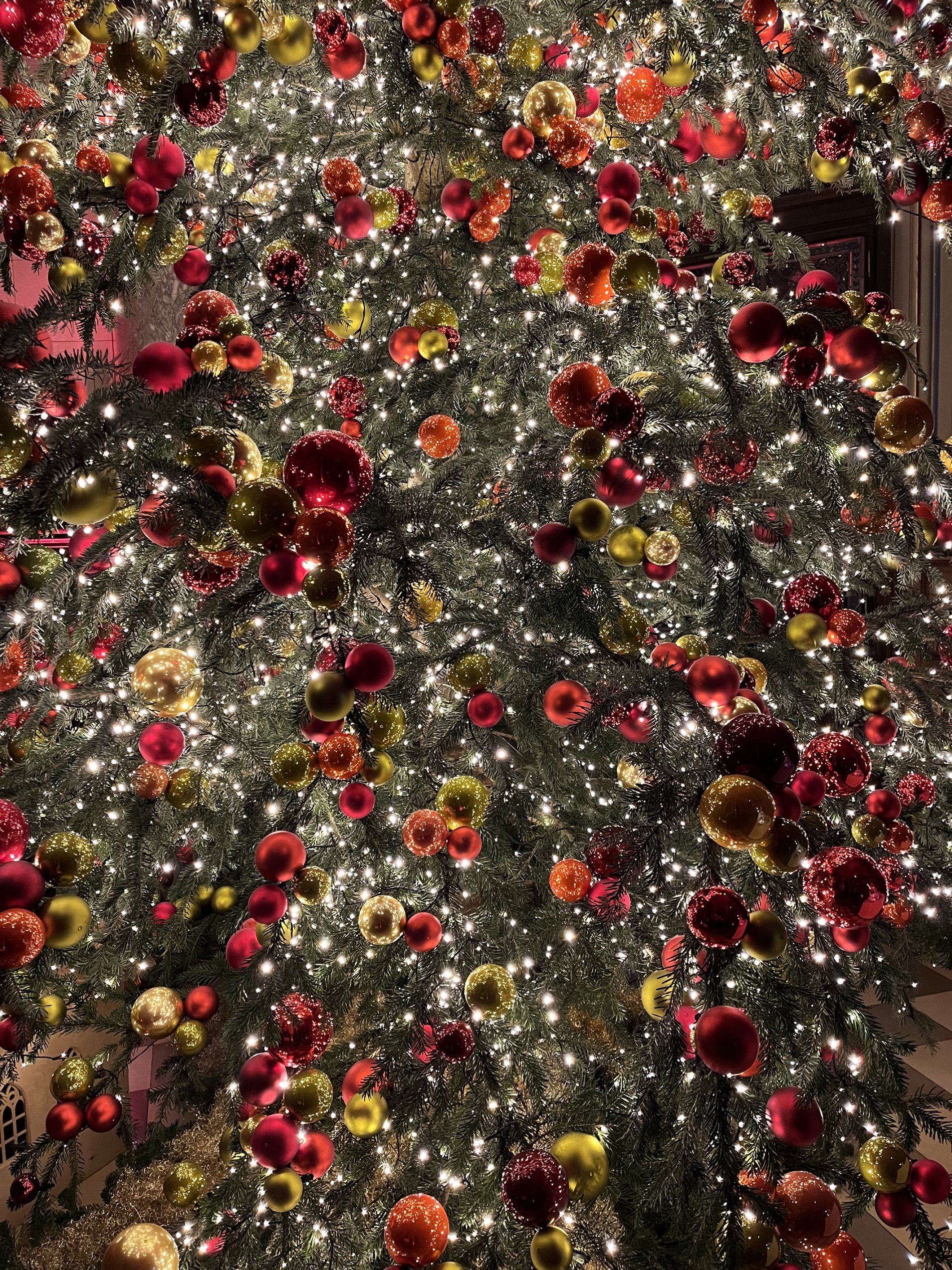 Christbaum mit goldenen und roten Kugeln in Nahaufnahme